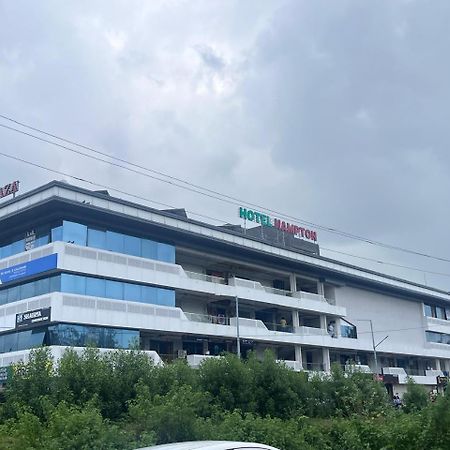 Hotel Hampton Vyara Exterior foto